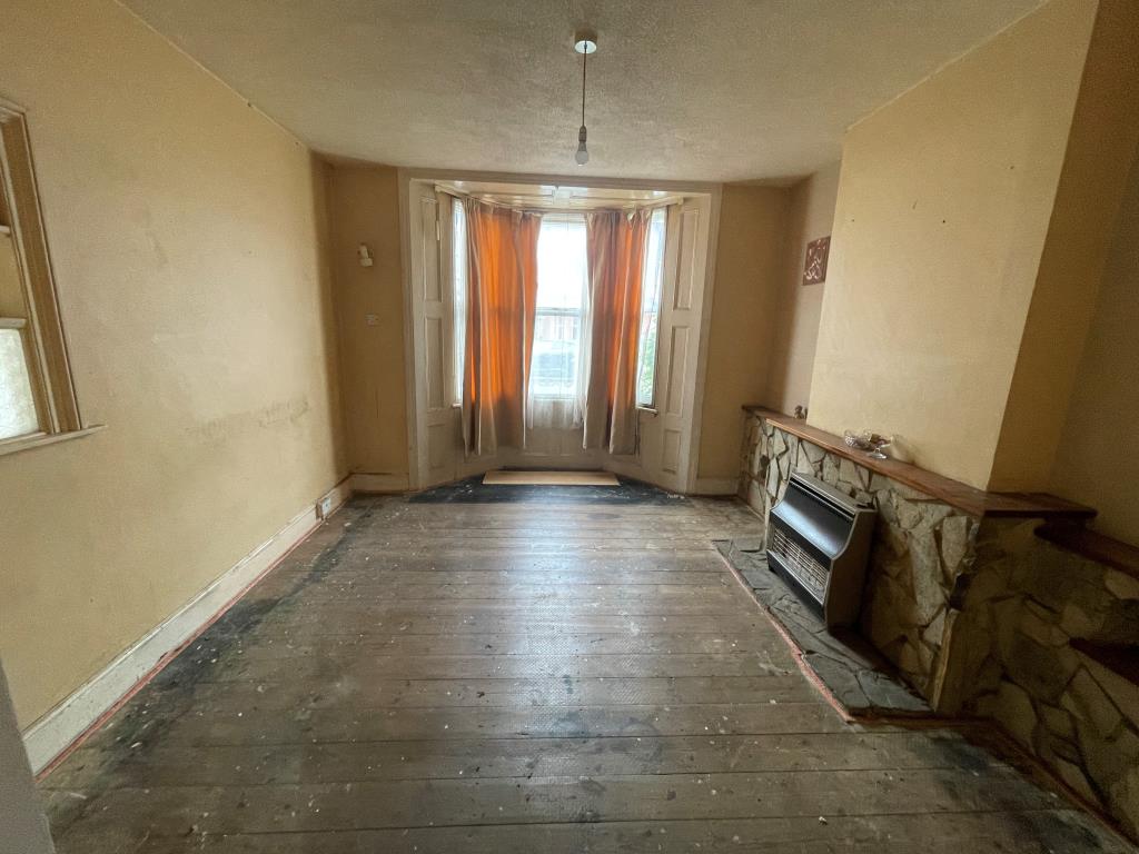 Lot: 47 - FOUR-BEDROOM HOUSE FOR IMPROVEMENT - Living room with bay window